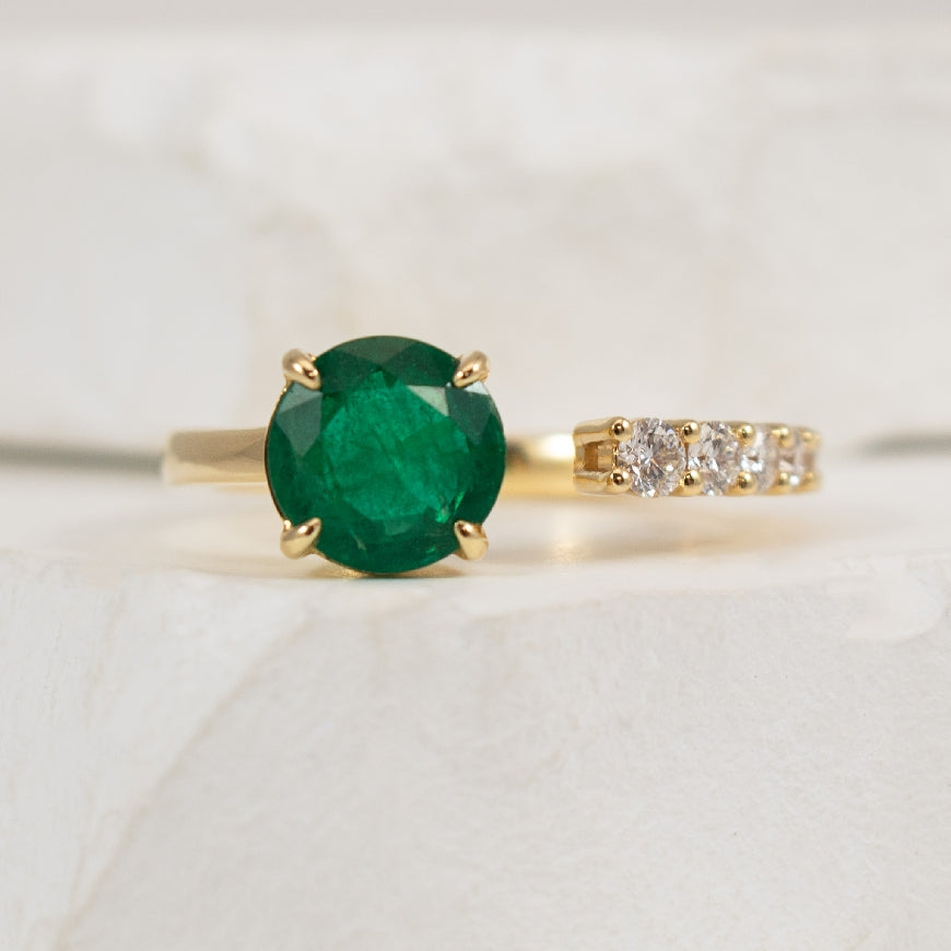 18K Yellow Gold Emerald & Diamond Ring 

1.35 Carat of Round Emerald

0.28 Total Natural Natural 

Ring Size 6.5

