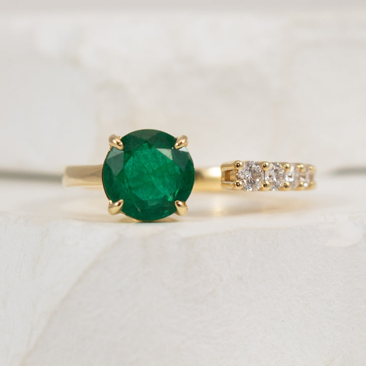 18K Yellow Gold Emerald & Diamond Ring 

1.35 Carat of Round Emerald

0.28 Total Natural Natural 

Ring Size 6.5

