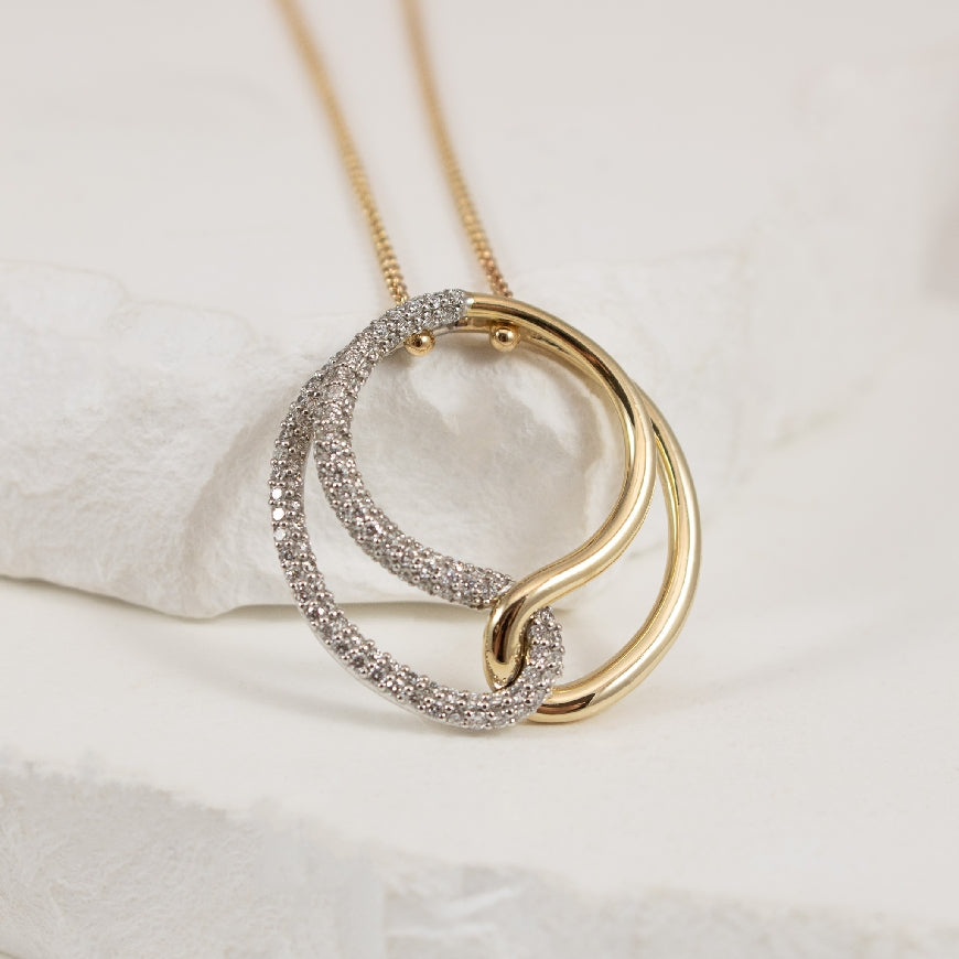 14KY Interlocking Diamond Circle Necklace

0.52 Carats Total Diamond Weight of SI Clarity, GH Colour 

18' Lenght 