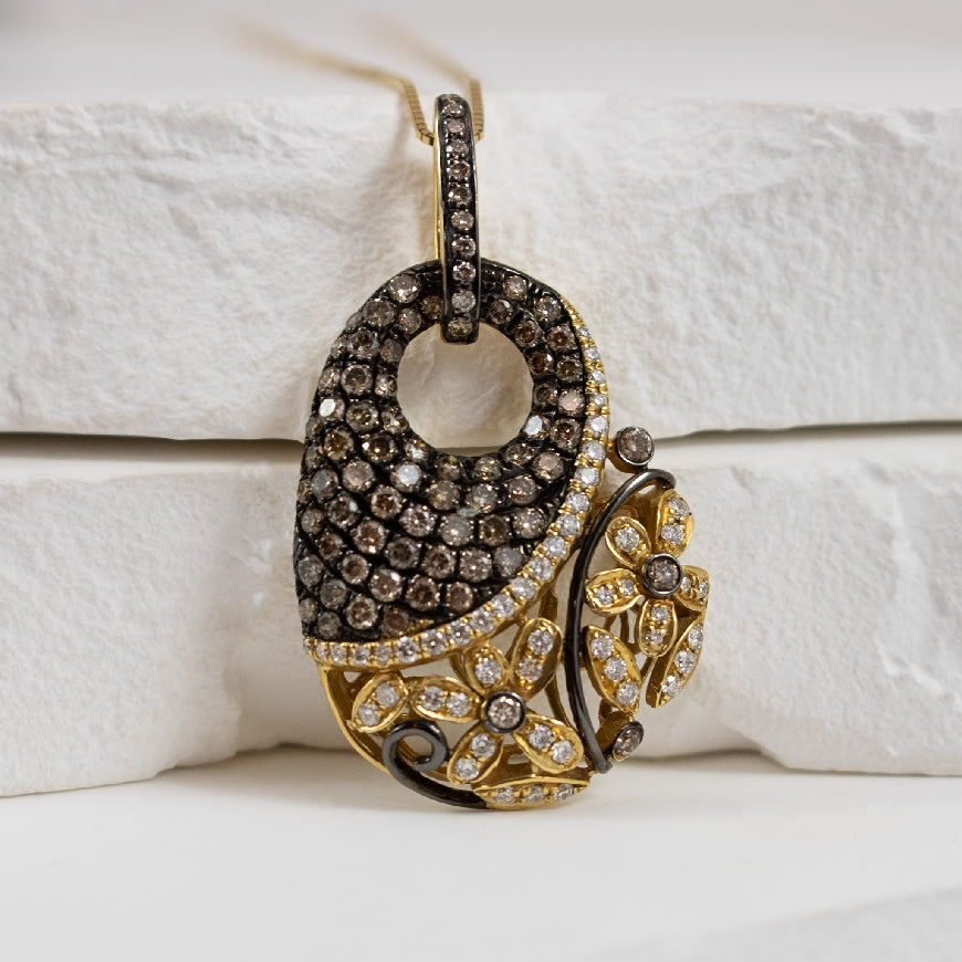 18KY Champagne & White Diamond Pendant            

18K Yellow Gold Natural Champagne & White Diamond Pendant 

1.20 Total Natural Diamond Weight 

Chain Length 18'
