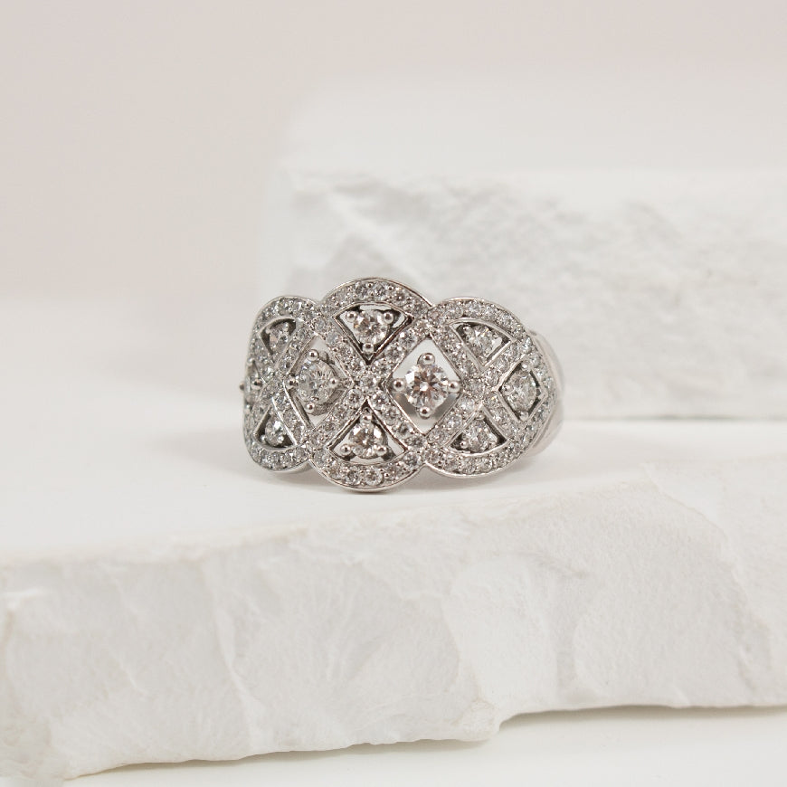 14K Vintage Style 1.00 Canadian Diamond Ring           

14K White Gold Natural Canadian Diamond Ring

1.00 Total Natural Canadian Diamond Weight SI1-2 Clarity, HI Colour

Finger Size 6.5

