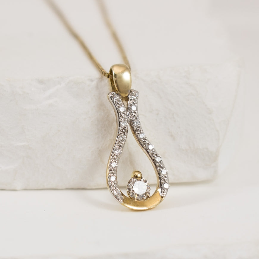 10KY Floating Canadian Diamond Necklace                    

10K Yellow Gold Natural Canadian Diamond Necklace 

0.20 Total Natural Canadian Diamond Weight of I1 Clarity, I Colour

Chain Length 18'

