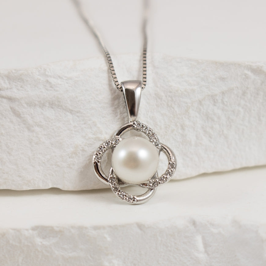 10KW Pearl & Natural Diamond Necklace                   

10K White Gold Pearl & Natural Diamond Necklace

0.06 Total Natural Diamond Weight

Chain Length 18.5'

