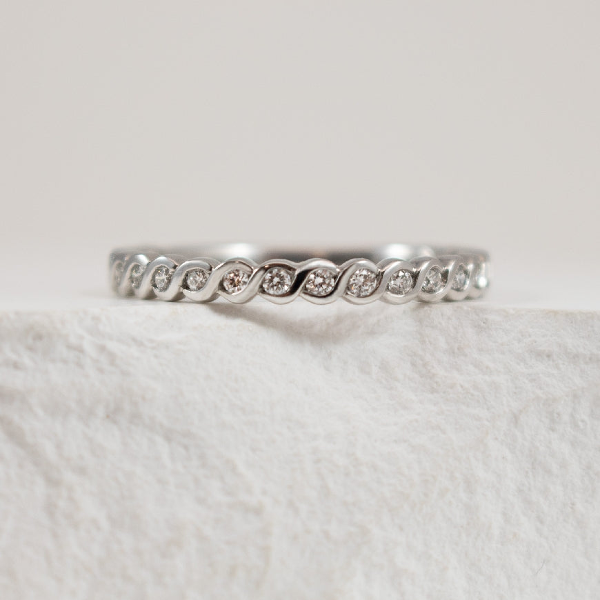 18KWPD 0.22CT Canadian Diamond Band               

18K White Gold & Palladium Natural Canadian Diamond Band

0.22 Total Natural Canadian Diamond Weight of VS2 Clarity, GH Colour

Finger Size  6.5

