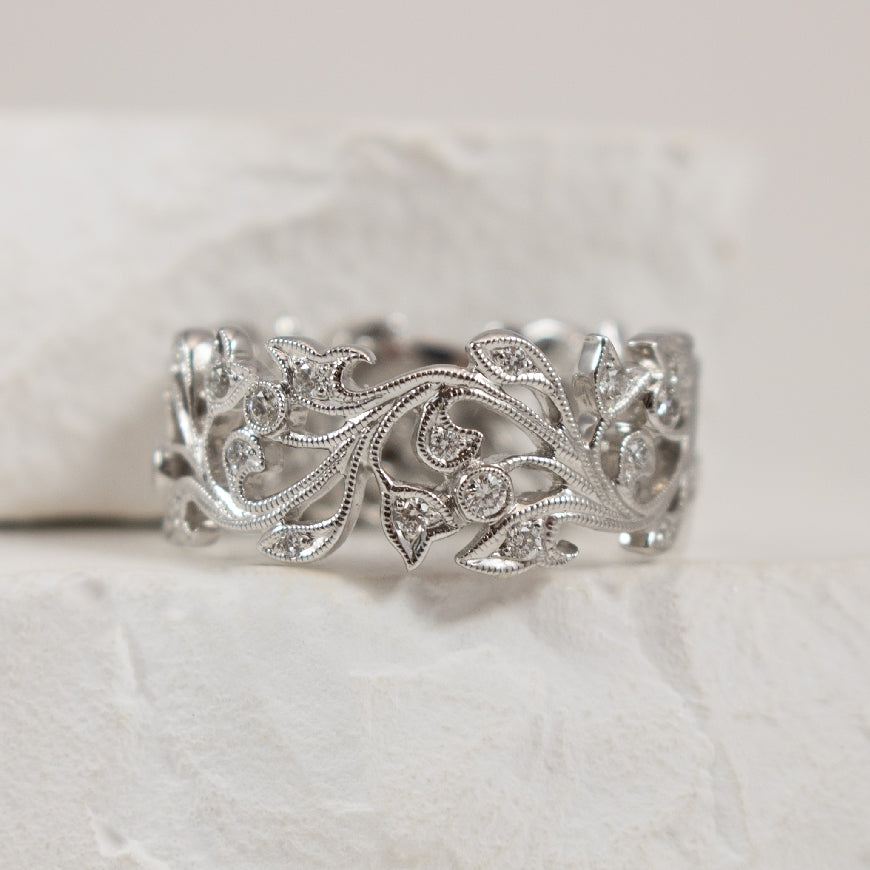 14KW Diamond Vine Inspired Ring                   

14K White Gold Natural Diamond Wide Vine Ring 

0.38 Total Natural Diamond Weight SI1 Clarity, H Colour

Finger Size 6.5

