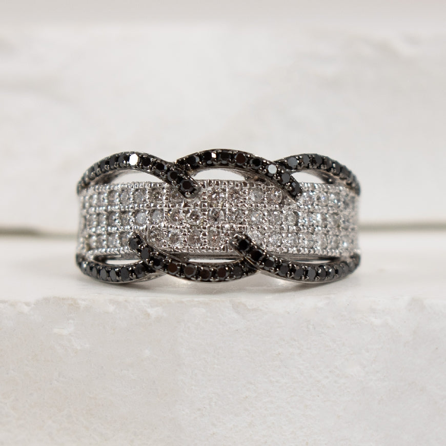 10KW Diamond & Black Diamond Wide Ring            

10K White Gold Natural Diamond & Black Diamond Ring

0.57 Total Diamond Weight I1-2 Clarity, HI Colour

Finger Size 6.5
