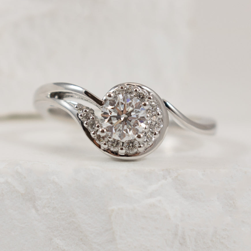 14K White Gold Canadian Diamond Accented Twist Ring 

Center - 0.37 Round Brilliant Cut Natural Canadian Diamond of I1 Clarity, F Colour

Accent - 0.13 Total Natural Diamond Weight
0.50TDW 

Band Width 1.6mm

Finger Size 6