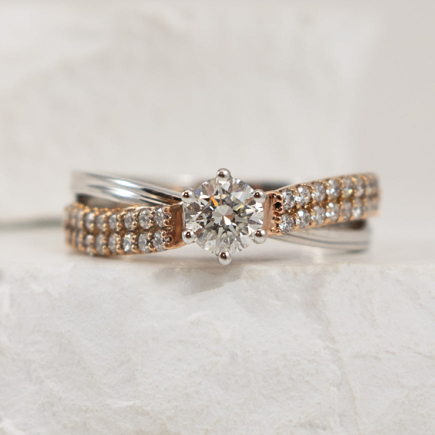14K White & Rose Gold Twist Canadian Diamond Accented Ring

Center - 0.40 Round Brilliant Cut Natural Canadian Diamond of I1 Clarity, GH Colour, VG Cut

Accent - 0.28TDW
0.68 Total Natural Diamond Weight 

Band Width 3.5mm

Finger Size 6.5