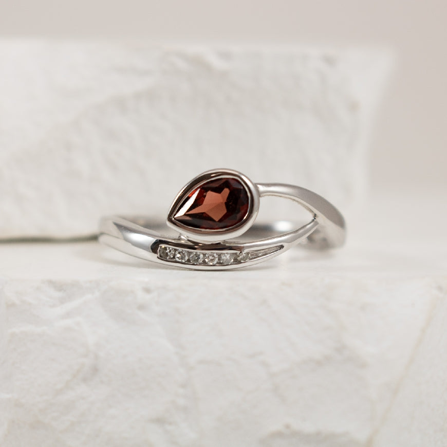 10KW Bezel Set Pear Garnet & Diamond Ring         

10K White Gold Bezel Set Pear Shaped Garnet & Diamond Ring 

0.03 Total Natural Diamond Weight 

Finger Size 6.5

