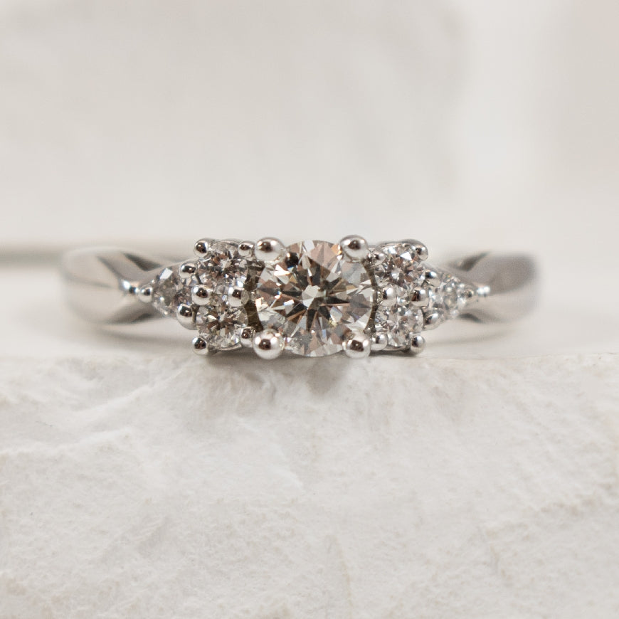14K WHITE GOLD DIAMOND ACCENTED RING 

CENTER - 0.32CT ROUND BRILLIANT CUT DIAMOND
I1-2 CLARITY, GHI COLOUR

ACCENT - 0.18TDW I1-2 CLARITY, GHI COLOUR
0.50TDW

SIZE 6.5