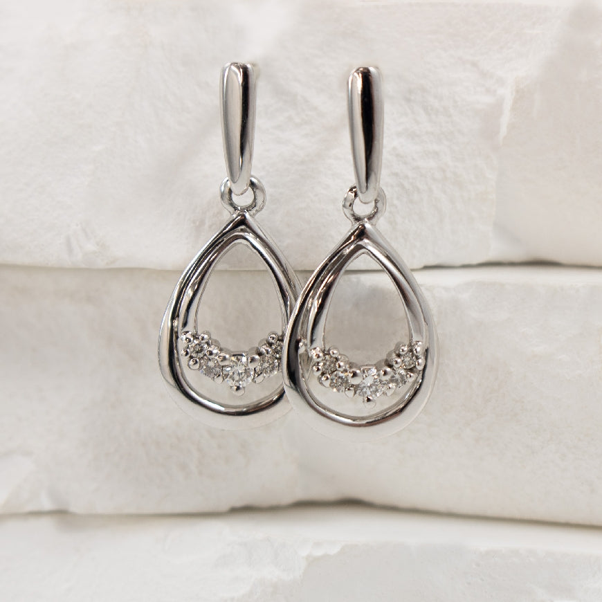 10KW Canadian Diamond Drop Earrings               

10K White Gold Natural Canadian Diamond Earrings 

0.21 Total Natural Diamond Weight of I1 Clarity, I Colour

Earring Closure Post with Butterfly Back 
