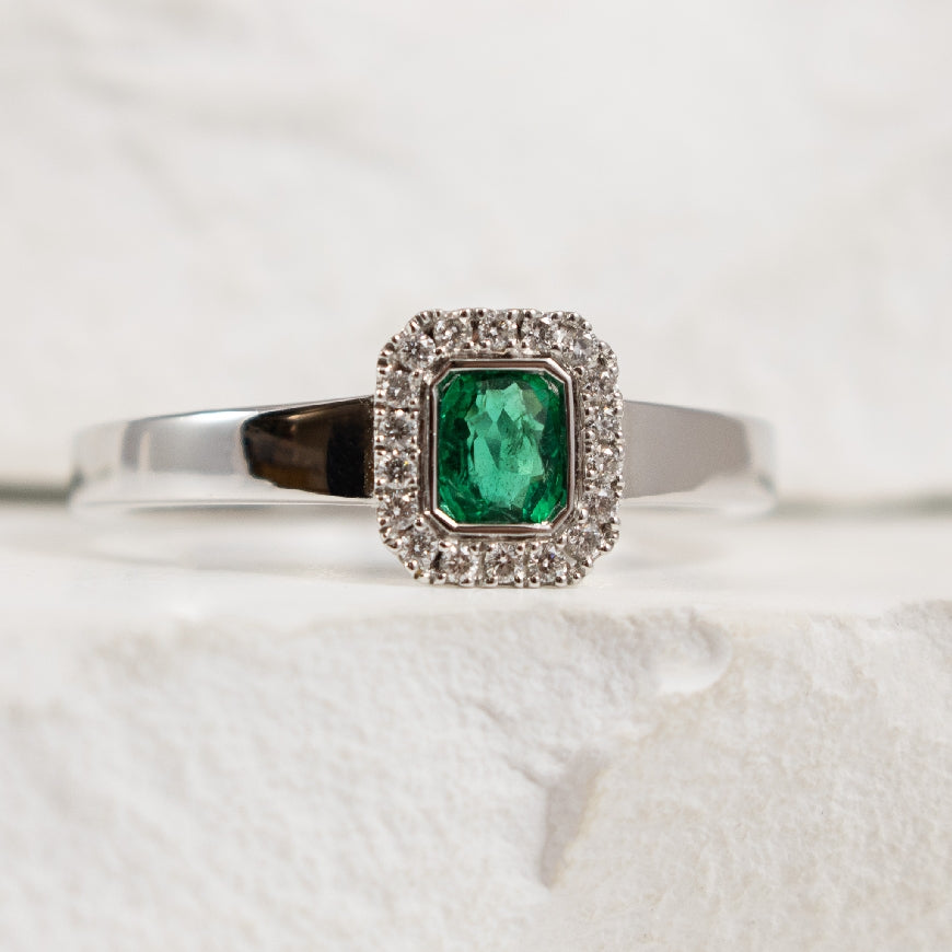 14KW Emerald & Diamond High Polished Halo Ring    

14K White Gold Emerald & Diamond Halo Ring

0.08 Total Natural Diamond Weight 

Finger Size 6.5

