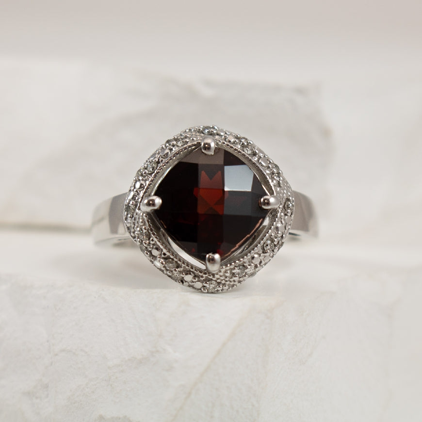 10K WHITE GOLD GARNET & DIAMOND RING 

0.10TDW

SIZE 6.5