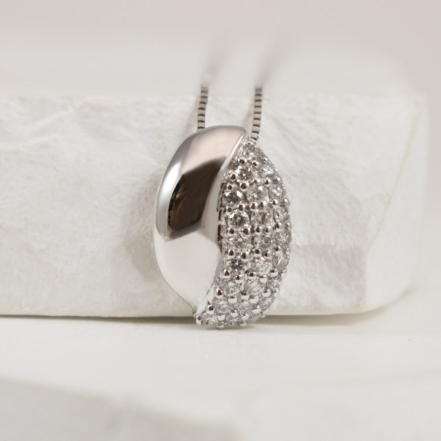 10KW High Polish & Diamond Necklace               

10K White Gold High Polish & Natural Diamond Necklace

0.30 Total Natural Diamond Weight of I1-2 Clarity, HI Colour

Chain Length 

