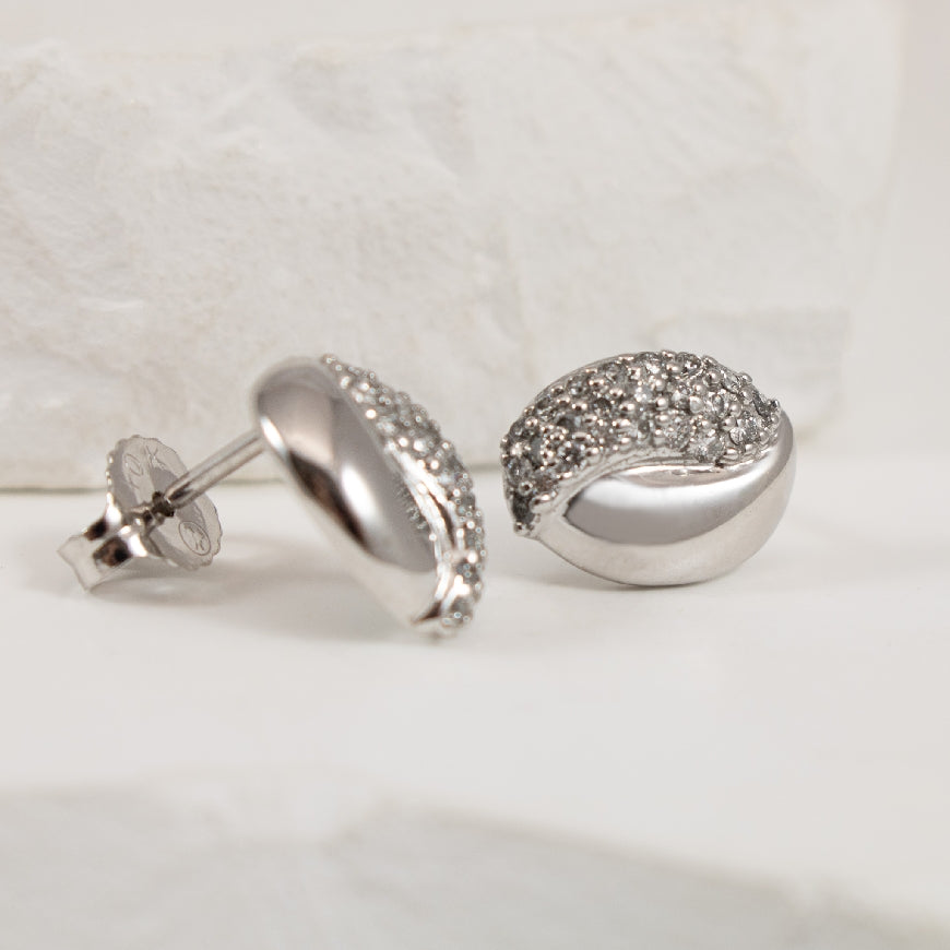 10KW High Polish & Diamond Earrings               

10K White Gold High Polish & Natural Diamond Earrings

0.28 Total Natural Diamond Weight of I1-2 Clarity, HI Colour

Earring Closure Post with Butterfly Back


