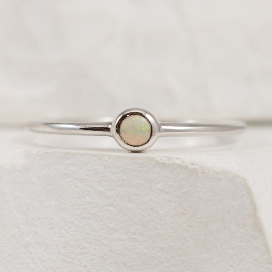 10K White Gold Opal Ring 

Finger Size 