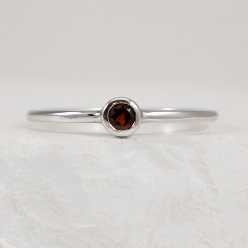 10K White Gold Garnet Ring 

Finger Size 7

