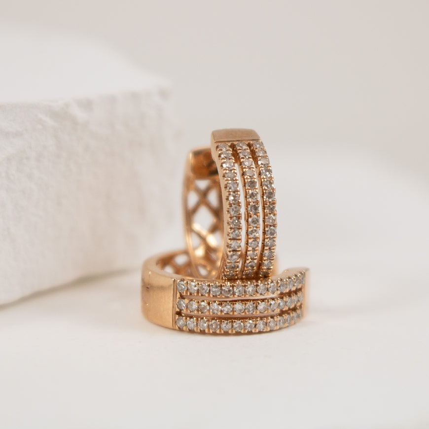 14KR Three Row Diamond Huggie Hoop Earrings       

14K Rose Gold Three Row Diamond Huggie Hoop Earrings

0.25 Total Natural Diamond Weight of SI Clarity, GH Colour

Earring Closure Huggie Hoop

