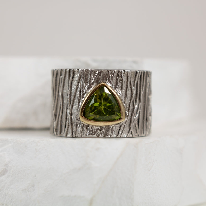 SS/23K JUVITE PERIDOT RING SIZE 7 
*NO SIZING*