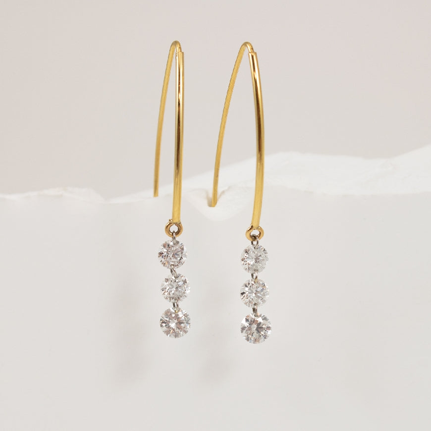 18KY Three Stone Drilled Diamond Drop Earrings    

18K Yellow Gold Drilled Natural Diamond Drop Earrings

1.08 Total Natural Diamond Weight SI Clarity, F Colour

Earring Closure Spearhook


