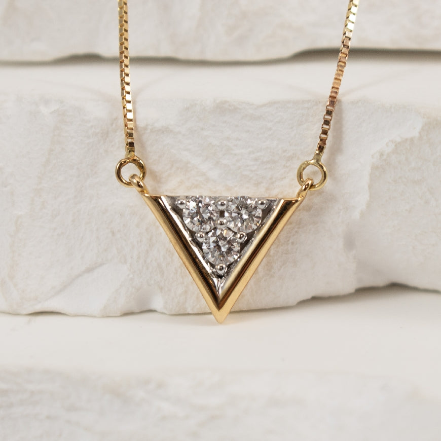 10KY Diamond Triangle Necklace                        

10K Yellow Gold Diamond Triangle Necklace 

0.20 Total Natural Diamond Weight I1 Clarity, GH Colour

Chain Length 17'

