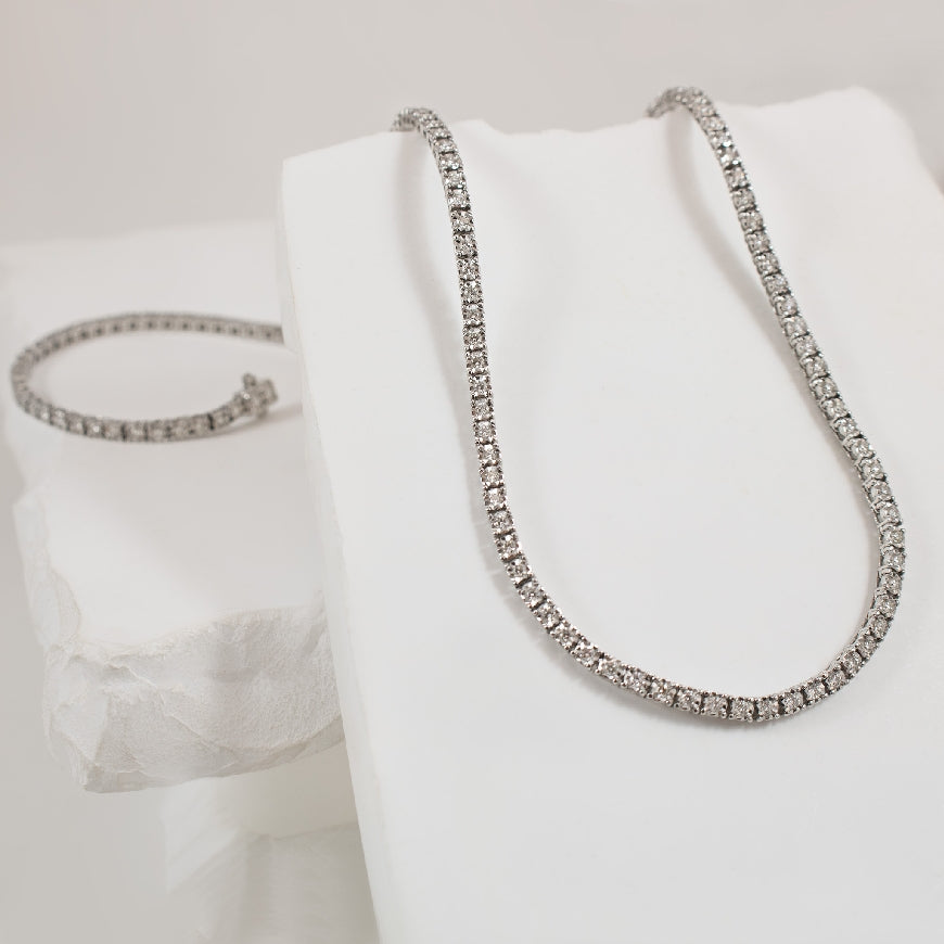 14KW Riviera Diamond Necklace                      

14K White Gold Natural Riviera Diamond Necklace 

2.43 Total Natural Diamond Weight SI2 Clarity, GH Colour 

Necklace Length 18'



