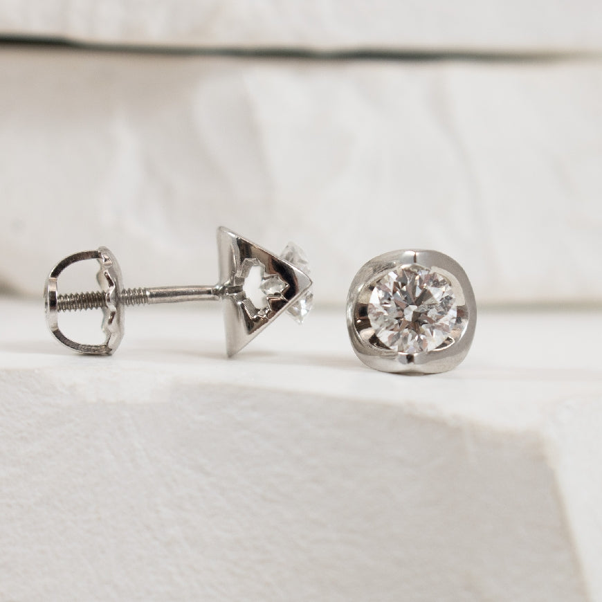 18KWPD Canadian Diamond Solitaire Earrings        

18K White Gold & Palladium Natural Canadian Diamond Solitaire Earrings

0.74 Total Round Brilliant Cut Natural Canadian Diamond Weight I1 Clarity, F Colour, Excellent Cut

Earring Closure Post