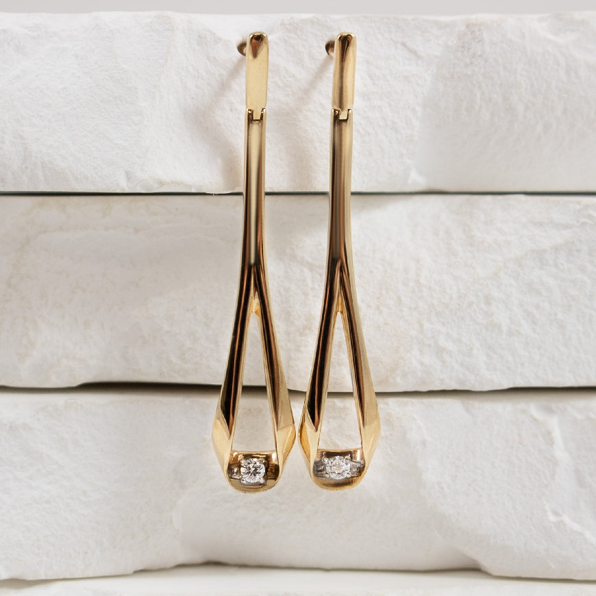 10K Yellow Gold Natural Canadian Diamond Long Drop Earrings 

0.06 Total Natural Diamond Weight of I1 Clarity, GHI Colour

Earring Closure Post with Butterfly Back 
