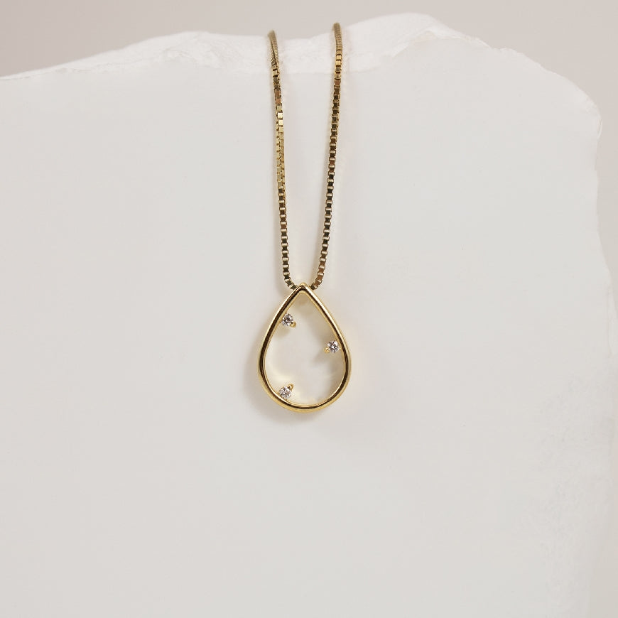 10KY Open Pear Shape, Floating Diamond Necklace            

10K Yellow Gold Natural Diamond Necklace 

0.03 Total Natural Diamond Weight

Chain Length 18'

