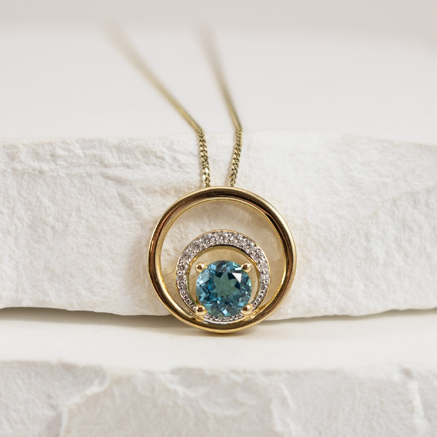 10KY Blue Topaz & Diamond Circle Necklace         

10K Yellow Gold Blue Topaz & Diamond Circle Necklace 

Chain Length 18'
