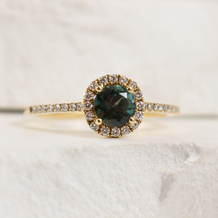 14KY Montana Sapphire & Diamond Halo Ring         

14K Yellow Gold Montana Sapphire & Diamond Halo Ring 

0.61 Carat of Montana Sapphire 

0.14 Total Natural Diamond Weight 

Finger Size 7.5
