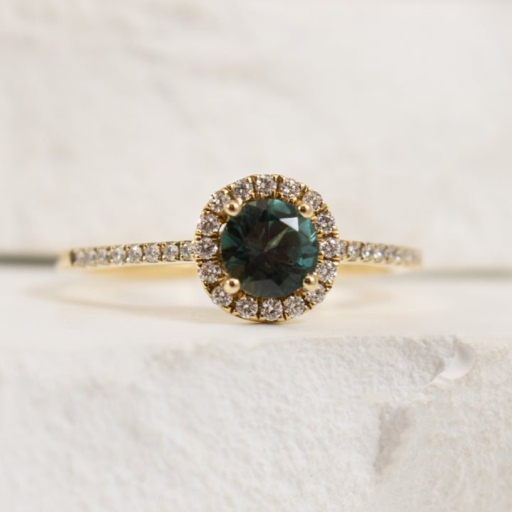 14KY Montana Sapphire & Diamond Halo Ring         

14K Yellow Gold Montana Sapphire & Diamond Halo Ring 

0.61 Carat of Montana Sapphire 

0.14 Total Natural Diamond Weight 

Finger Size 7.5
