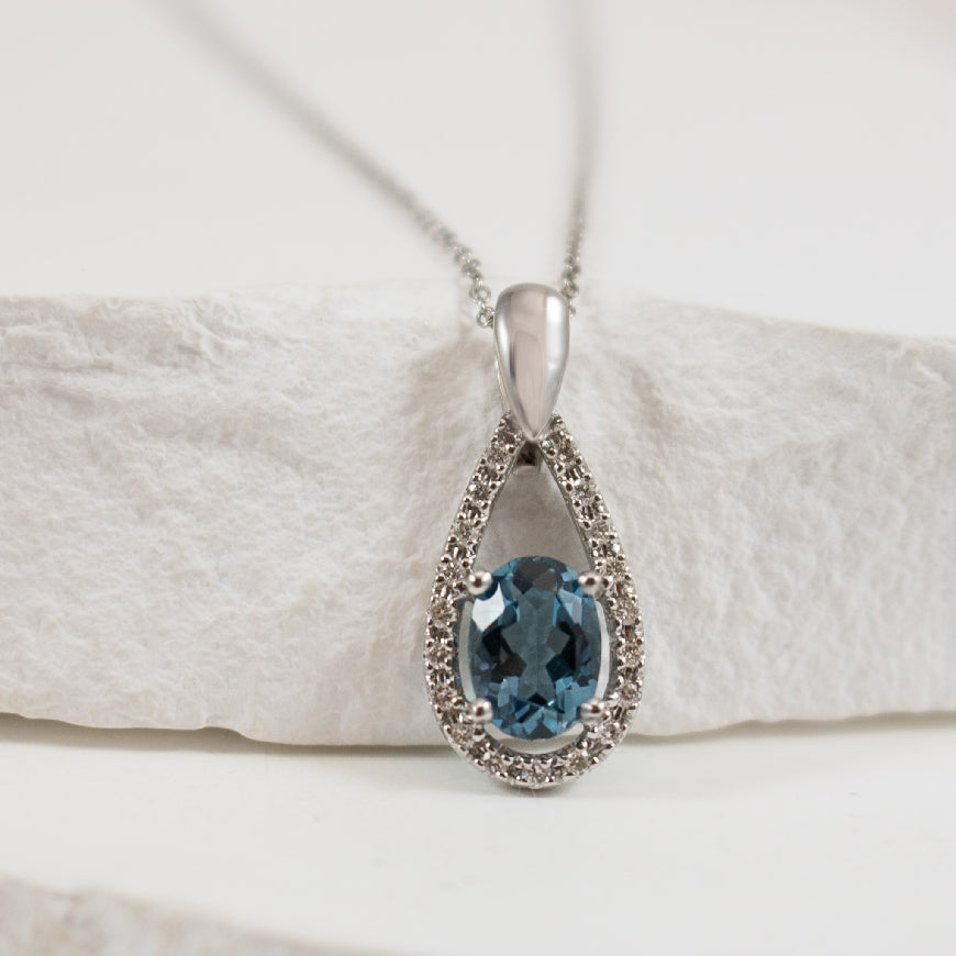 10KW Oval Cut London Blue Topaz Necklace          

10K White Gold Oval Cut London Blue Topaz Necklace 

0.11 Total Natural Diamond Weight 

Chain Length 18' 

