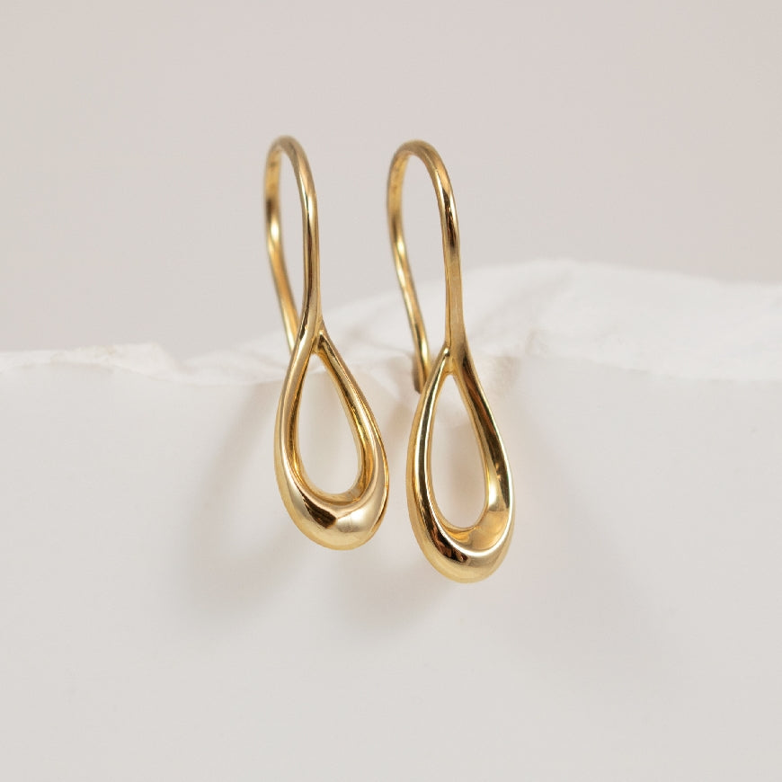 14KY Open Teardrop Drop Earrings                 

14K Yellow Gold Teardrop Drop Earrings 

Earring Closure Shepherds Hook

2.3 Grams
