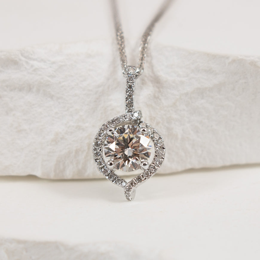 14KW S.Kashi Diamond Halo Necklace     

14K White Gold S.Kashi Forevermark Diamond Halo Necklace 

Center - 0.79 Carat Round Brilliant Cut Forevermark Canadian Natural Diamond of VS2 Clarity, G Colour, Excellent/ Excellent/ Excellent Cut, Foreve