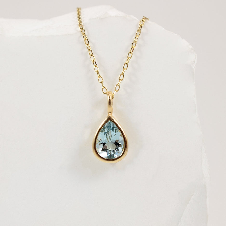 14KY Pear Shaped Aquamarine Bezel Set Necklace     

14K Yellow Gold Aquamarine Bezel Necklace

8x6 Natural Pear Shaped Aquamarine

Chain Length 18'

