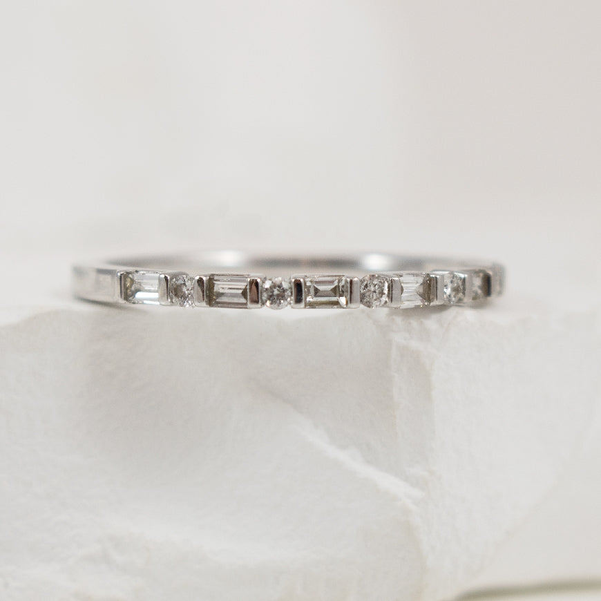 14KW Baguette & Round Cut 0.25CT Diamond Band            

14K White Gold Natural Baguette & Round Cut Diamond Band

0.25 Total Natural Diamond Weight SI Clarity, GH Colour

Finger Size 
