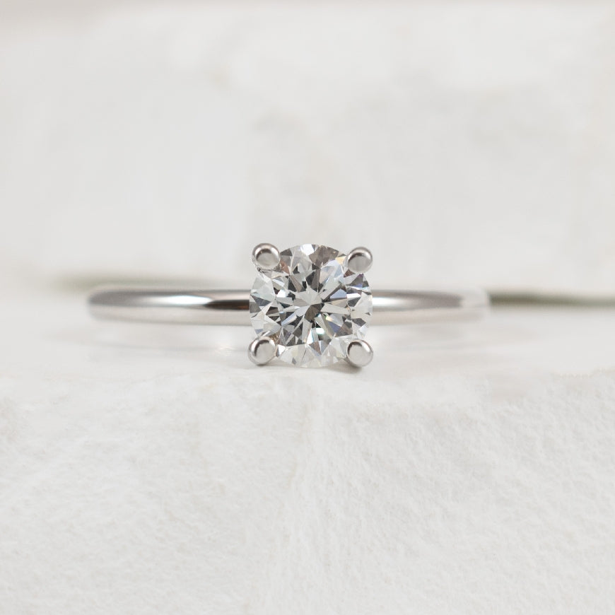 14KW 0.70CT Round Diamond Engagement Ring         

14K White Gold Natural Diamond Round Brilliant Cut Solitaire Engagement Ring 

Center - 0.70 Carat Round Brilliant Cut Natural Diamond of I1 Clarity, G Colour, Very Good Cut

Finger Size 6

