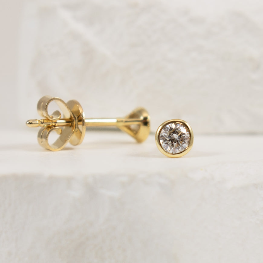 14KY Diamond Solitaire Bezel Set Earrings         

14K Yellow Gold Natural Diamond Solitaire Bezel Set Earrings

0.25 Total Natural Diamond Weight SI Clarity, GH Colour

Earring Closure Post with Butterfly Back 

