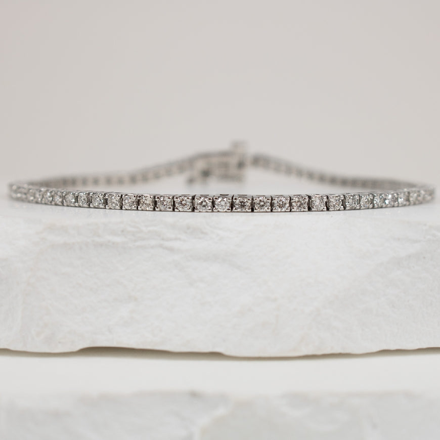 10KW Classic 2.00CT Diamond Tennis Bracelet    

10K White Gold Natural Diamond Tennis Bracelet 

2.00 Carats Round Brilliant Cut Natural Diamonds of I1-I2 Clarity,  H Colour

7.5' Bracelet Length  
