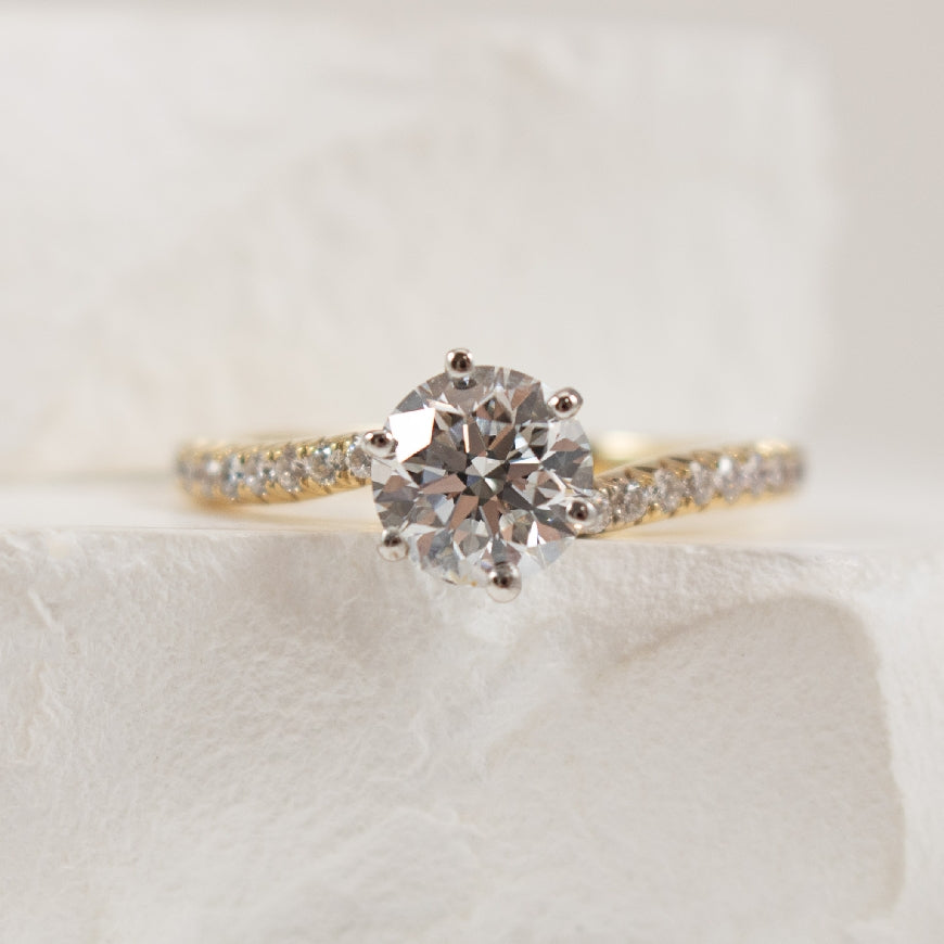 14KY 1.08CT Diamond Twist Engagement Ring

14K Yellow Gold Roman & Jules Lab Grown & Natural Diamond Accented Engagement Ring

Center - 1.08 Carat Round Brilliant Cut Lab Grown Diamond of  VS1 Clarity, E Colour, Excellent/ Excellent/ Excellent Cu