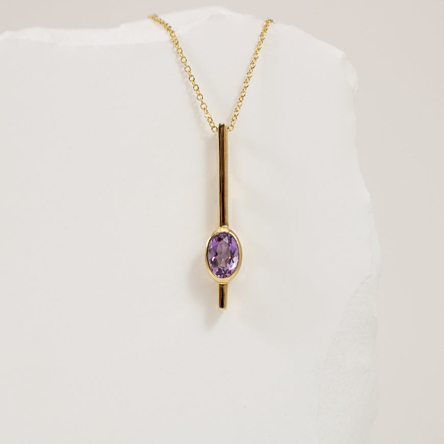 10KY Modern Oval Cut Amethyst Bar Bezel Necklace 

10K Yellow Gold Amethyst Bar Bezel Necklace 

6x4 Natural Oval Cut Amethyst

Chain Length 18'
