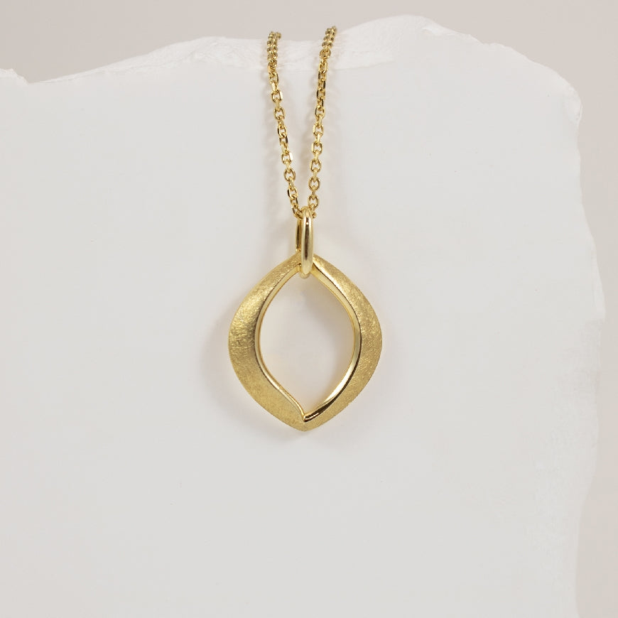 14KY Brushed Gold Open Necklace                  

14K Yellow Gold Open Necklace

Chain Length 

4.76 Grams