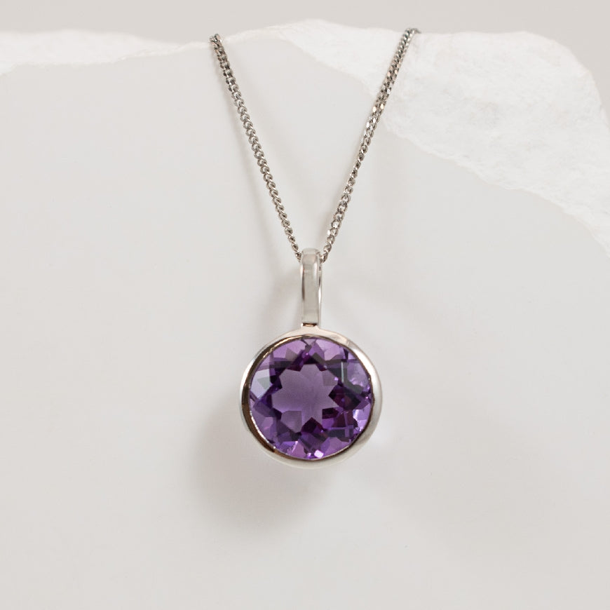 10KW 8MM Round Cut Bezel Set Amethyst Necklace

10K White Gold Amethyst Bezel Necklace

8mm Natural Amethyst

Chain Length 17'




