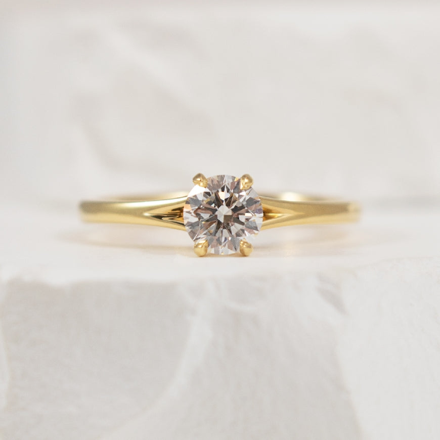 18KY Forevermark Diamond Solitaire Engagement Ring

18K Yellow Gold Forevermark Natural Diamond Split Shank Solitaire Engagement Ring

Center Diamond - 0.50CT Round Brilliant Cut Forevermakr Natural Diamond of SI 1-2 Clarity, G Colour, Excellent 