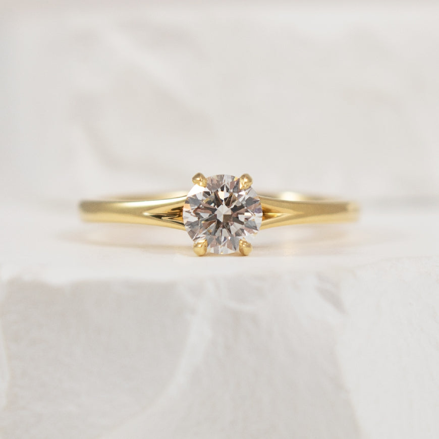 18KY Forevermark Diamond Solitaire Engagement Ring

18K Yellow Gold Forevermark Natural Diamond Split Shank Solitaire Engagement Ring

Center Diamond - 0.50CT Round Brilliant Cut Forevermark Natural Diamond of SI 1-2 Clarity, G Colour, Excellent 