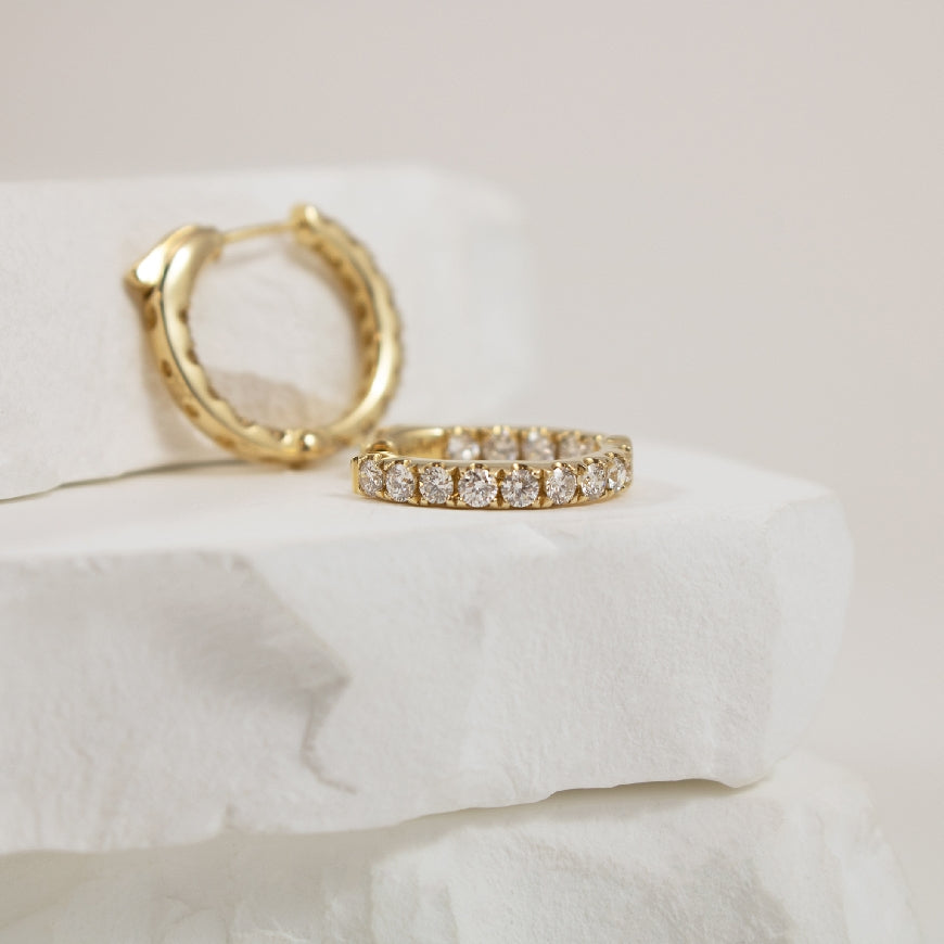 14KY Petite 1.00CT Diamond Huggie Hoop Earrings   

14K Yellow Gold Roman & Jules Natural Diamond Inside Out Huggie Hoop Earrings

1.00 Total Natural Diamond Weight  SI Clarity, GH Colour

1/2 Inch Diameter 

Earring Closure Huggie Hoop w. Se