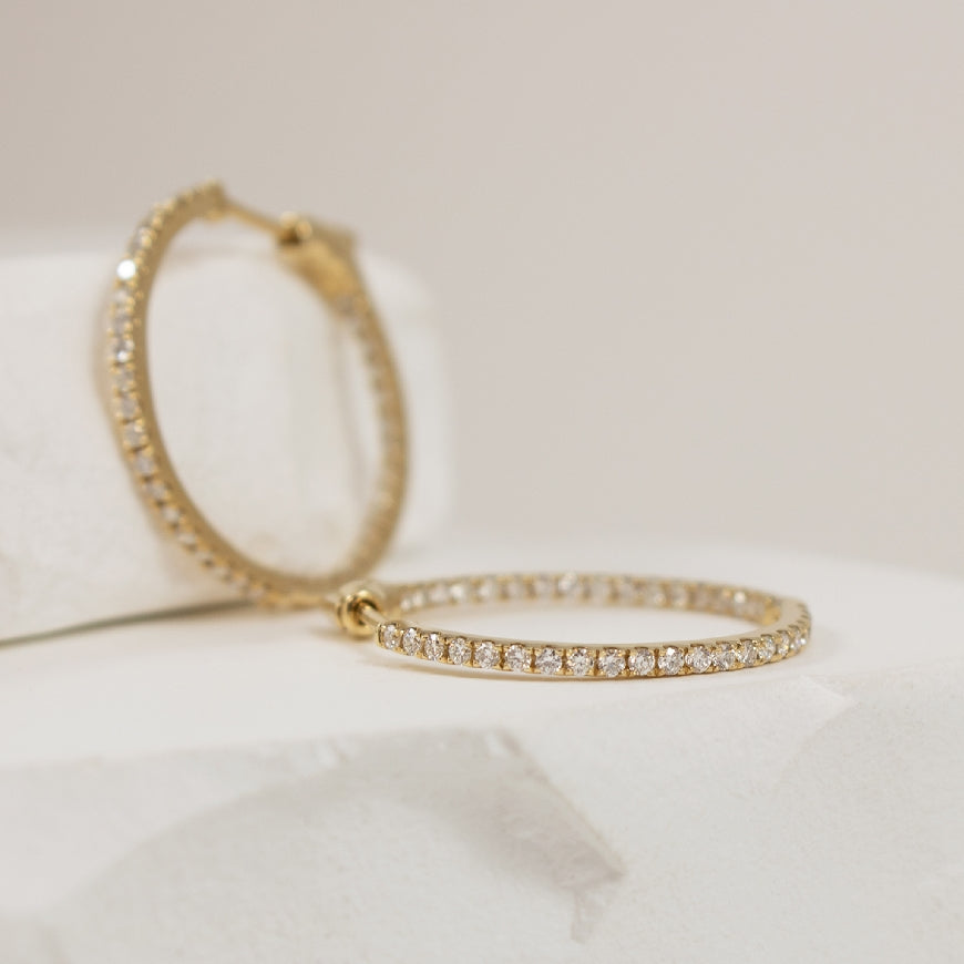 14KY Inside Out Diamond 0.50CT Hoop Earrings          

14K Yellow Gold Roman & Jules Natural Diamond Huggie Hoop Earrings

0.50 Total Natural Diamond Weight  SI Clarity, GH Colour

3/4 Inch Diameter

Earring Closure Huggie Hoop w. Secure Loc