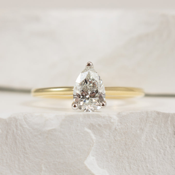 14KYW Diamond Pear Solitaire Engagement Ring      

14K Yellow & White Gold Canadian Natural Diamond Pear Shaped Solitaire Engagement Ring 
 
Center - 0.90 Carat Pear Shaped Canadian Natural Diamond of VS2 Clarity, F Colour, Very Good/ Very Good 