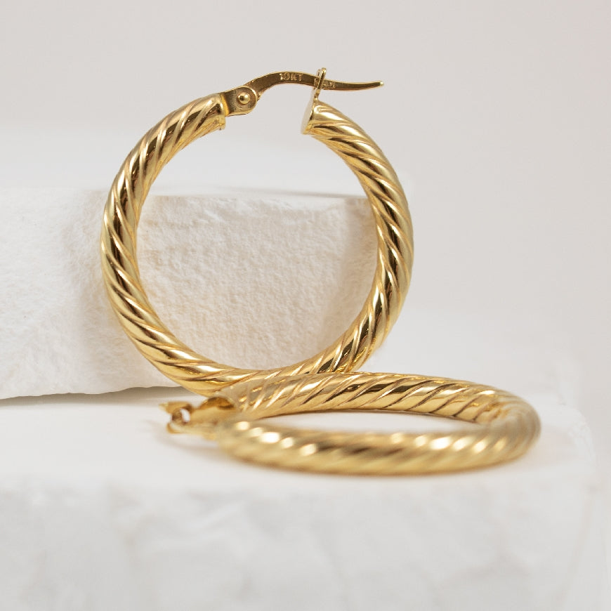 10KY Twist Tube Hoop Earrings                            

10K Yellow Gold Twist Hoop Earrings

Earring Closure Hinged Post

25mm Diameter

1.83 Grams

